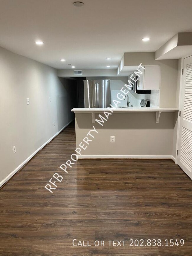 Foto del edificio - Spacious 2-Bedroom Basement Unit with Wash...