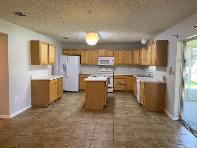 Building Photo - 4 br, 3.5 bath House - 705 LOBELIA DRIVE