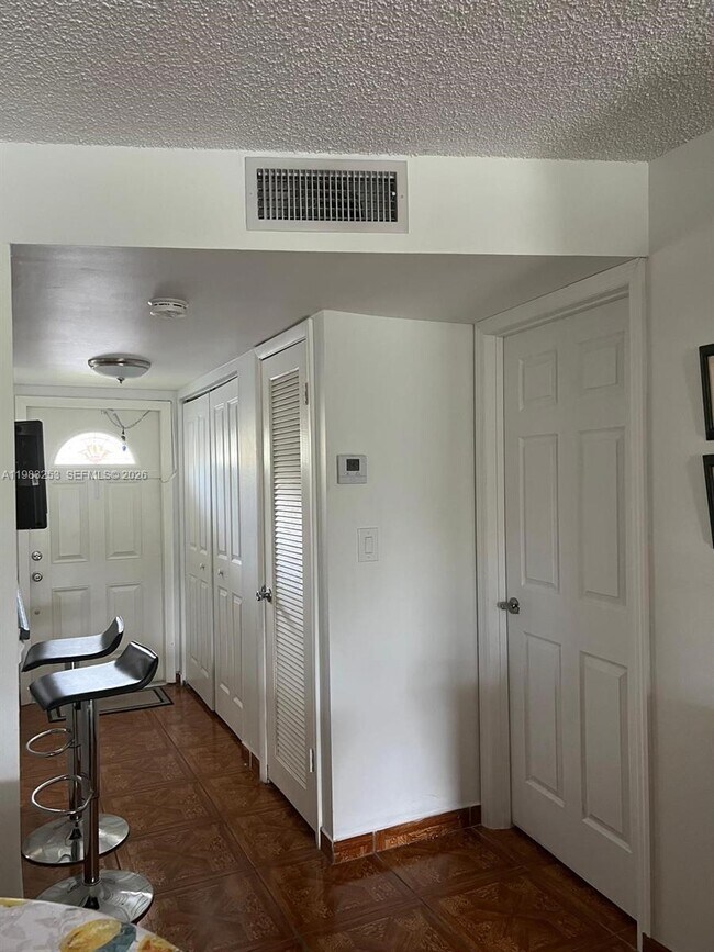 Foto del edificio - 8305 Sunrise Lakes Blvd