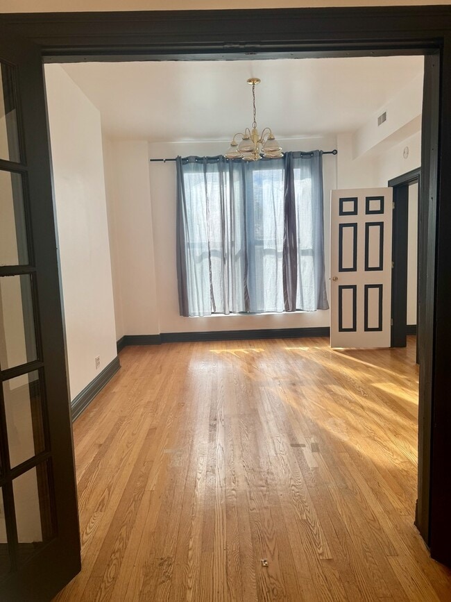 Foto del edificio - 949 N Damen Ave