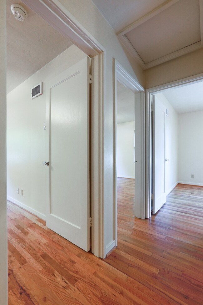Building Photo - Chic, Updated Mid-Century Townhouse!
