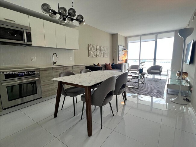 Building Photo - 1300 Brickell Bay Dr