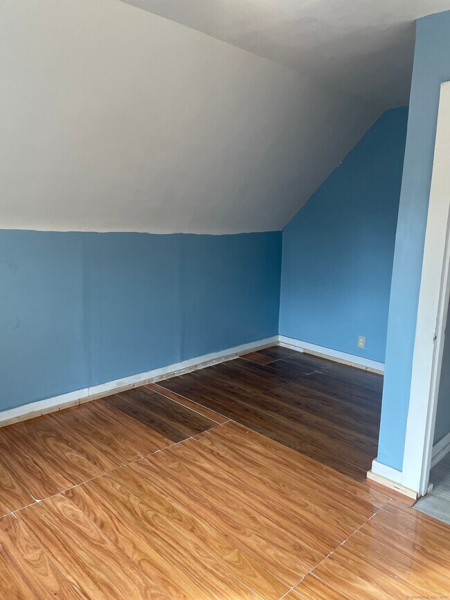 Foto del edificio - 591-593-593 Blue Hills Ave