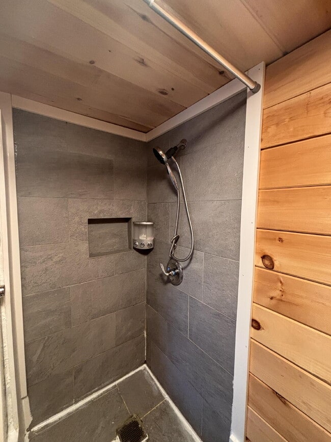 Building Photo - Quiet furnished walking to everything in B...