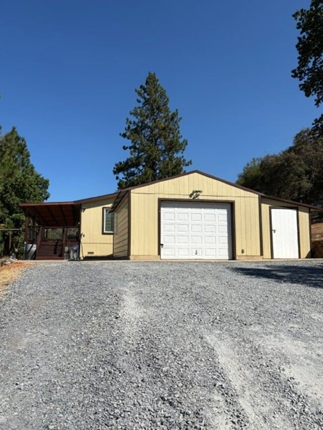 Building Photo - 2040 Upper Black Rock Rd