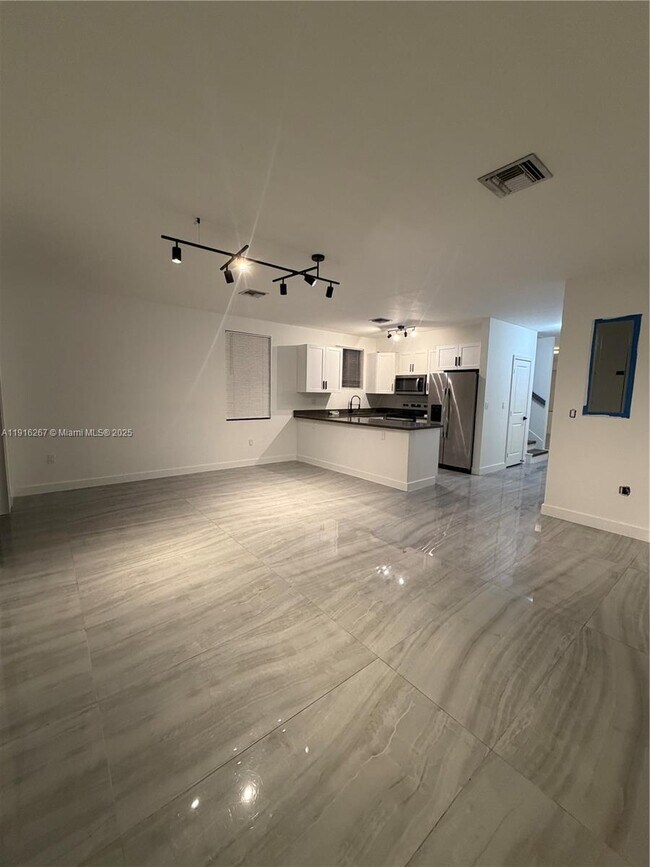 Building Photo - 932 SW 10th St