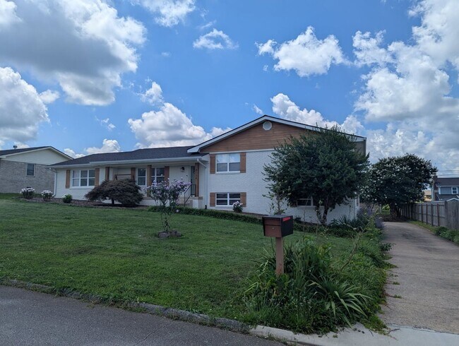 Foto del edificio - 8134 Holly Crest Dr