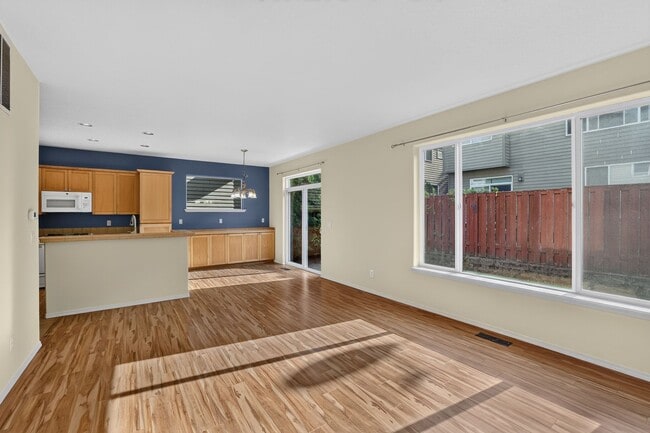 Building Photo - 472 NE 60th Ave