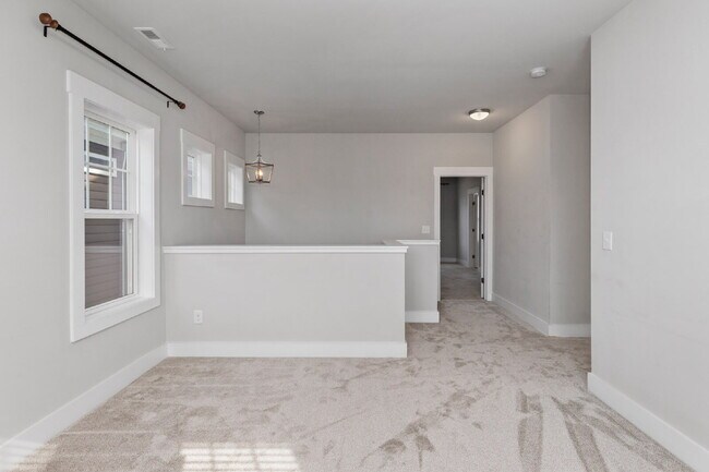 Foto del edificio - Charming 3-Bed Home with Spacious Layout in Wendell Falls