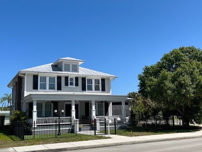 Building Photo - 716 S 10th St
