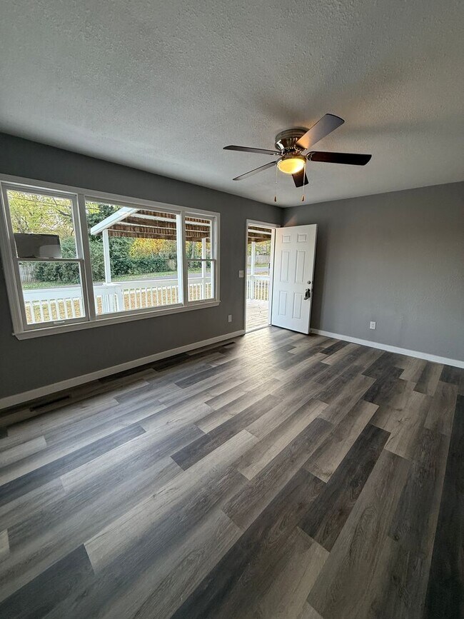 Foto del edificio - 3+ bedroom/2 bath house