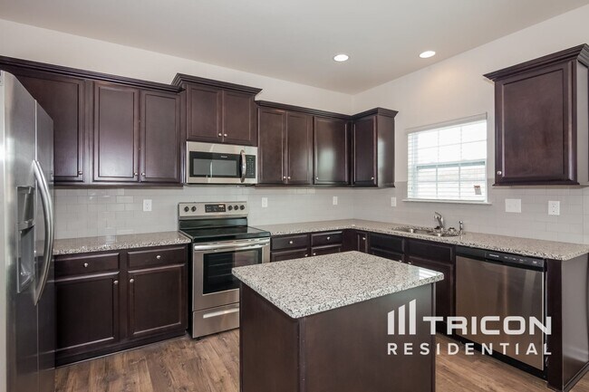 Building Photo - 156 King William Dr