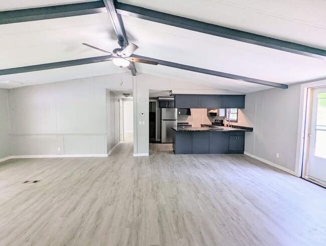 Building Photo - 4 beds / 2 baths House with huge yard
