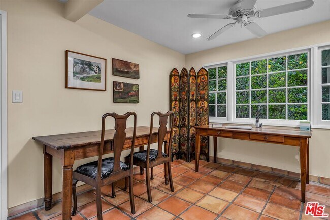 Foto del edificio - 2139 Nichols Canyon Rd