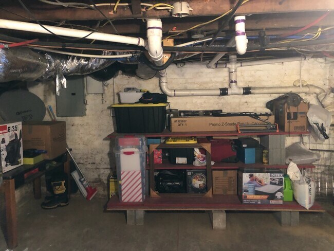 Sótano con conexiones para lavadora y secadora de gas. - 1819 Deerwood Ave