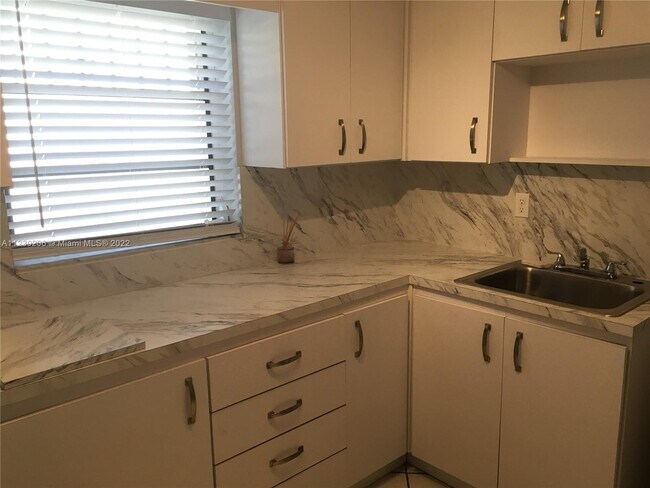 Foto del edificio - 7428 SW 16th St