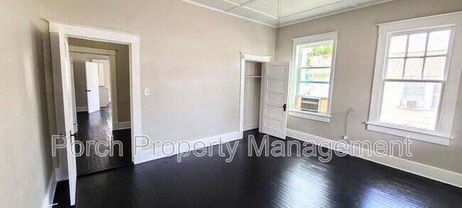 Foto del edificio - 215 W Belmont St