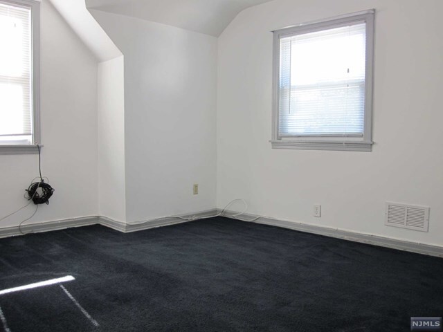 Building Photo - 40 Ekings Ave
