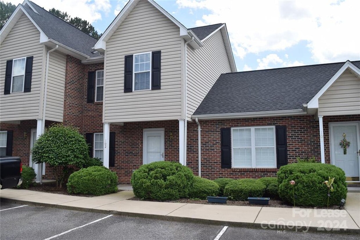 Foto principal - Fully furnished 2 bedroom, 1.5 bath townho...