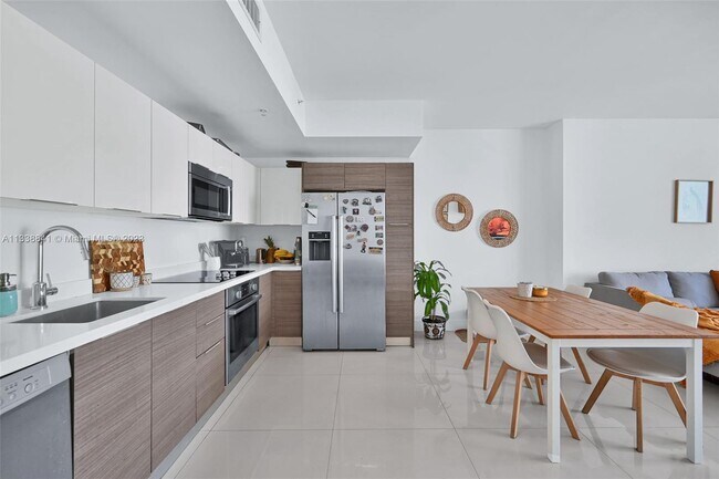 Building Photo - 1010 SW 2nd Ave