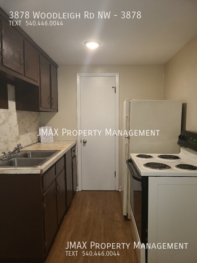 Foto del edificio - 3878 Woodleigh Rd NW