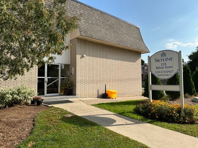 Photo du bâtiment - Skyway Estate Apartments