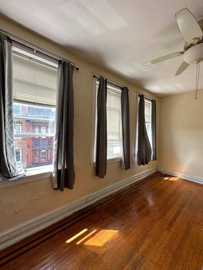 Foto del edificio - Spacious 1 Bedroom Apartment in Queen Village - Perfect Blend of Comfort and Location