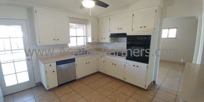 Foto del edificio - Centrally Located Three Bedroom/Two Bath Home