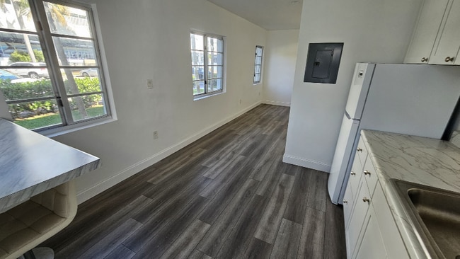 Photo - 916 W 42 St Apartment