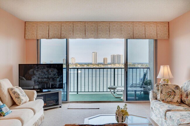Building Photo - 3040 Lake Shore Dr