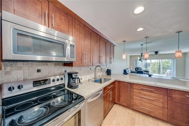 Building Photo - 3050 N Palm Aire Dr