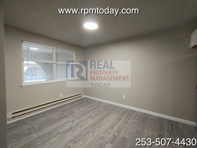 Building Photo - Fully Remodeled 2 Bedroom!