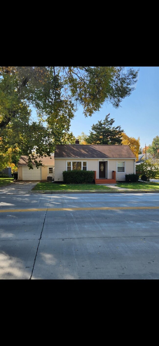 Building Photo - 715 W College Ave
