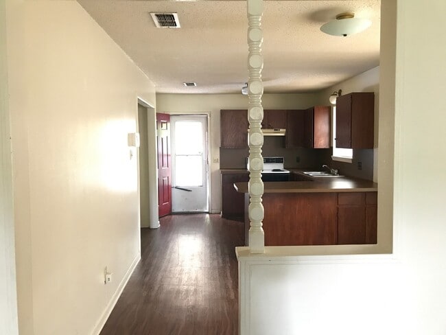 Foto del edificio - 2/1.5 covered parking, fireplace