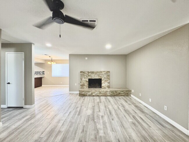 Foto del edificio - Spacious 4BD/3BA Pool Home with Dual Prima...