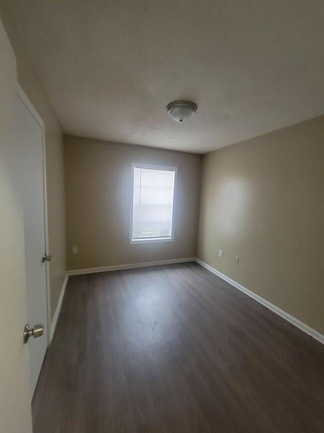Building Photo - 4 Success is offering this 3 bedroom 1 bat...