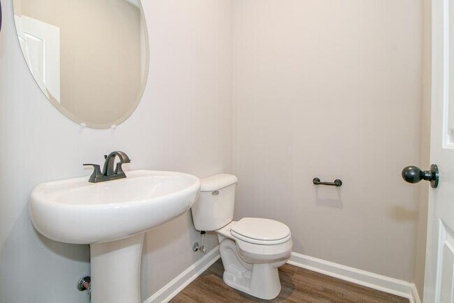 Building Photo - 1115-D1 Hillwood Dr