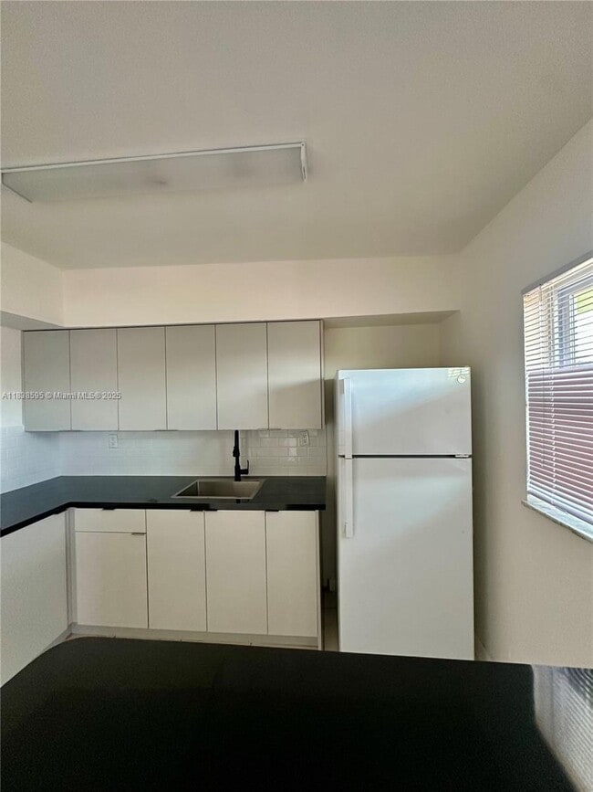 Foto del edificio - 651 NW 177th St
