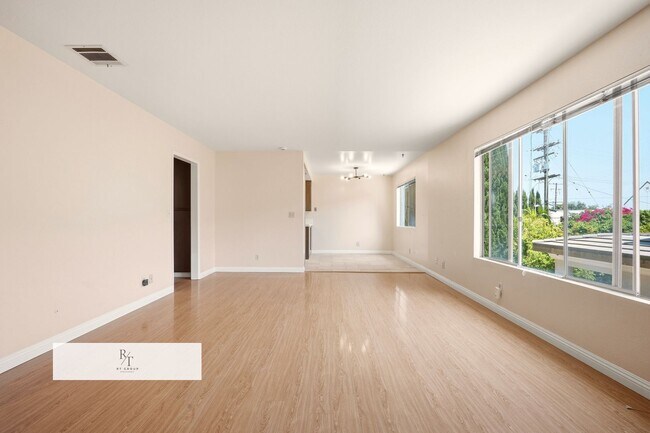 Foto del edificio - 5934 1/2 Alessandro Ave