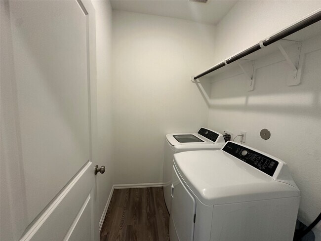 Foto del edificio - 5111 Winslow Grv Dr