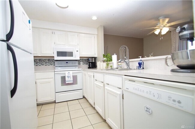 Building Photo - Beautiful 2 bedrooms 1.5 bath - Sunset Rid...