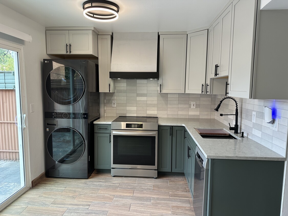 New In-Unit Washer/Dryer and Appliances - 2950 N Alvernon Way