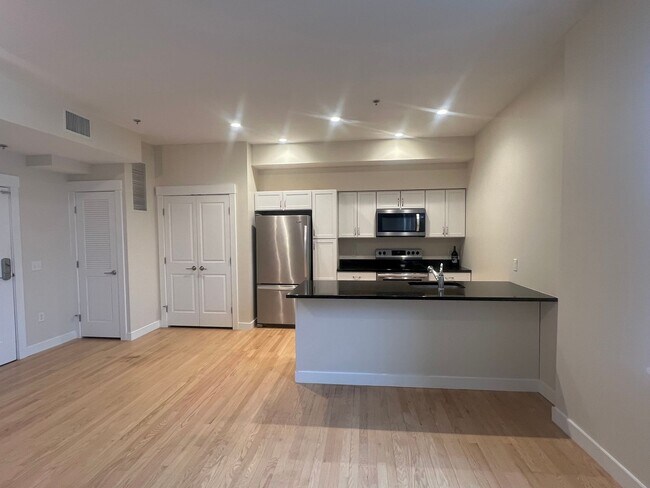 Foto del edificio - Putnam Hotel – $2,041 – 1 Bedroom/1 Bathroom, 690 SQ.FT. – UTILITIES INCLUDED, Available Immediately