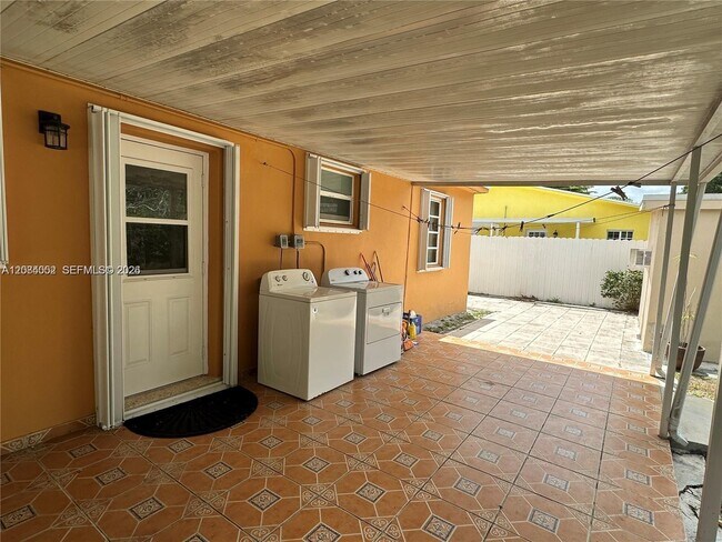 Foto del edificio - 10500 NW 28th Ct