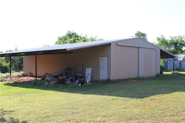 Building Photo - 59 th Country Living plus shop