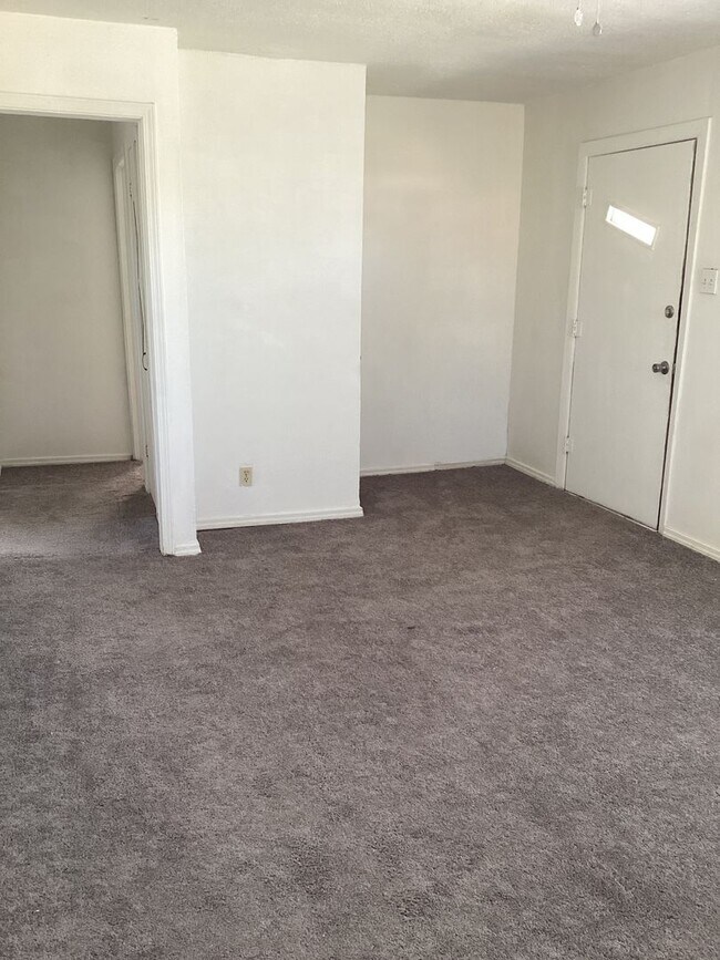 Building Photo - Newly Renovated 2Bedroom! Located in Porta...