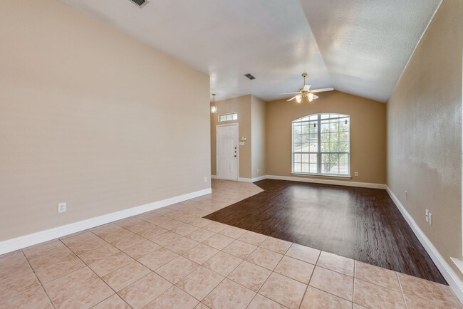 Foto del edificio - $2275 Fort Worth - Four Bedroom Split Floo...