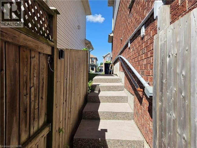 Building Photo - 709 Windflower Crescent