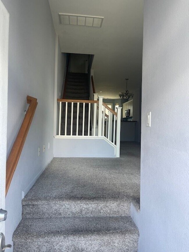 Building Photo - 3 Story, 2 bedrooms, 3 bathrooms with a De...