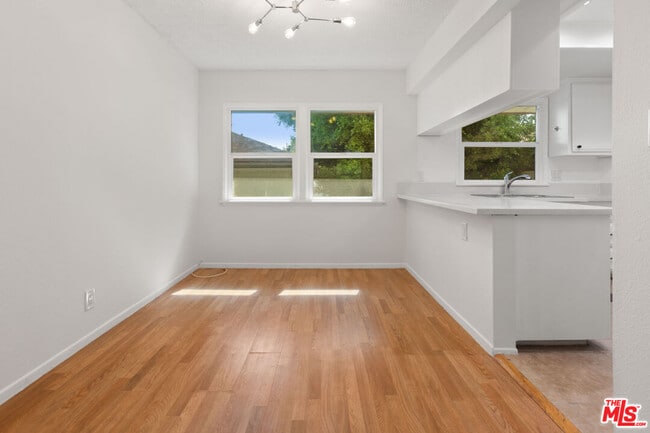Foto del edificio - 5830 Bowcroft St